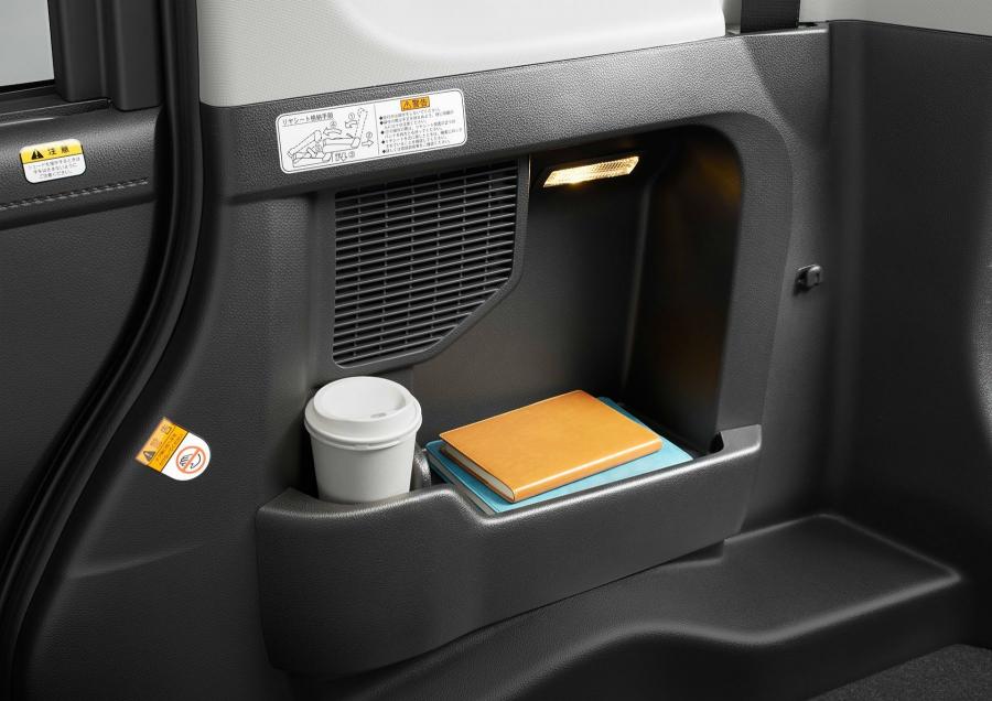 Детали интерьера Toyota Roomy 2016 года  (фото 18 из 28)